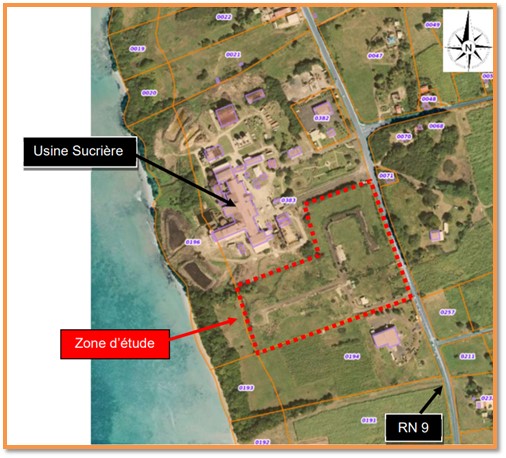 Vue aérienne de la zone d'activités de Grande-Anse — Usine sucrière et zone d'étude délimitée en rouge